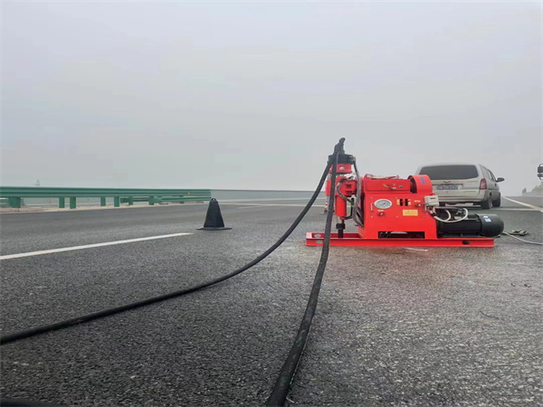 白鹭湖管理区马路路基路面开裂下沉注浆加固灌浆